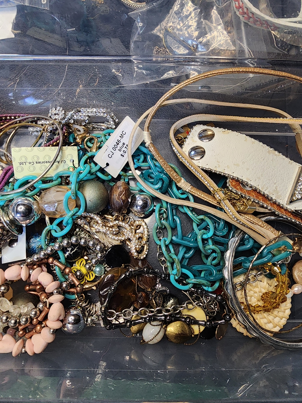 1lb Mixed Fashion Jewelry Lot - May Or May Not Have Matches - Picture 4 of 5